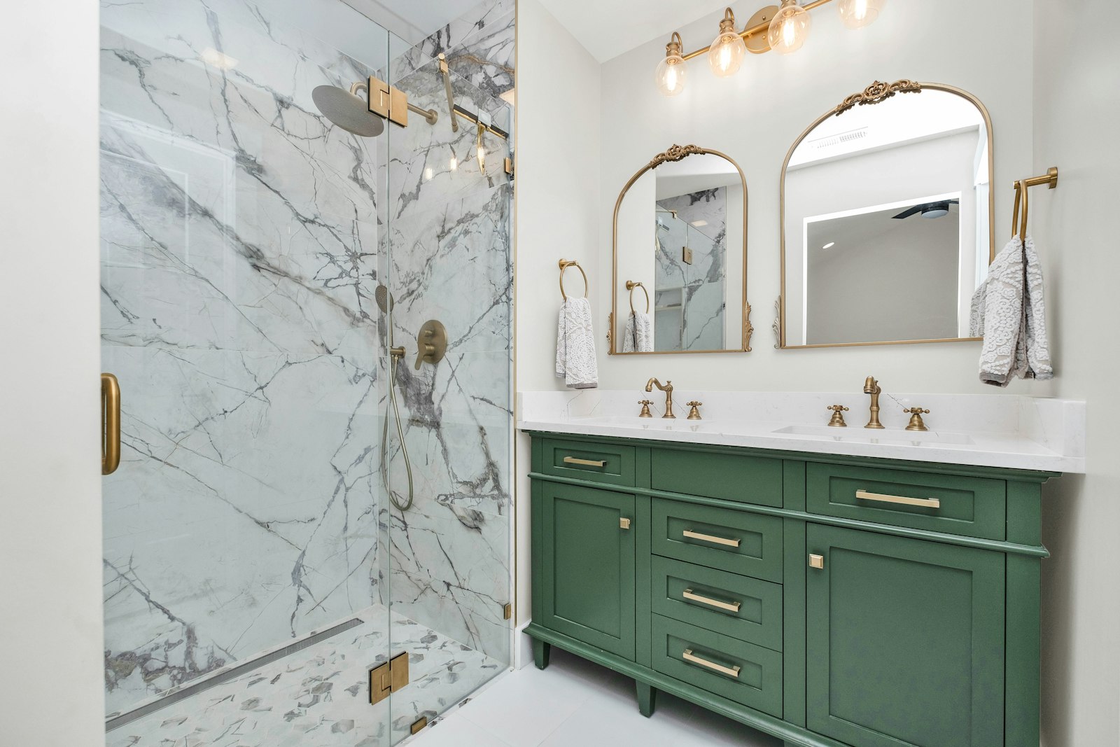 Bagno con mobili e doccia in marmo