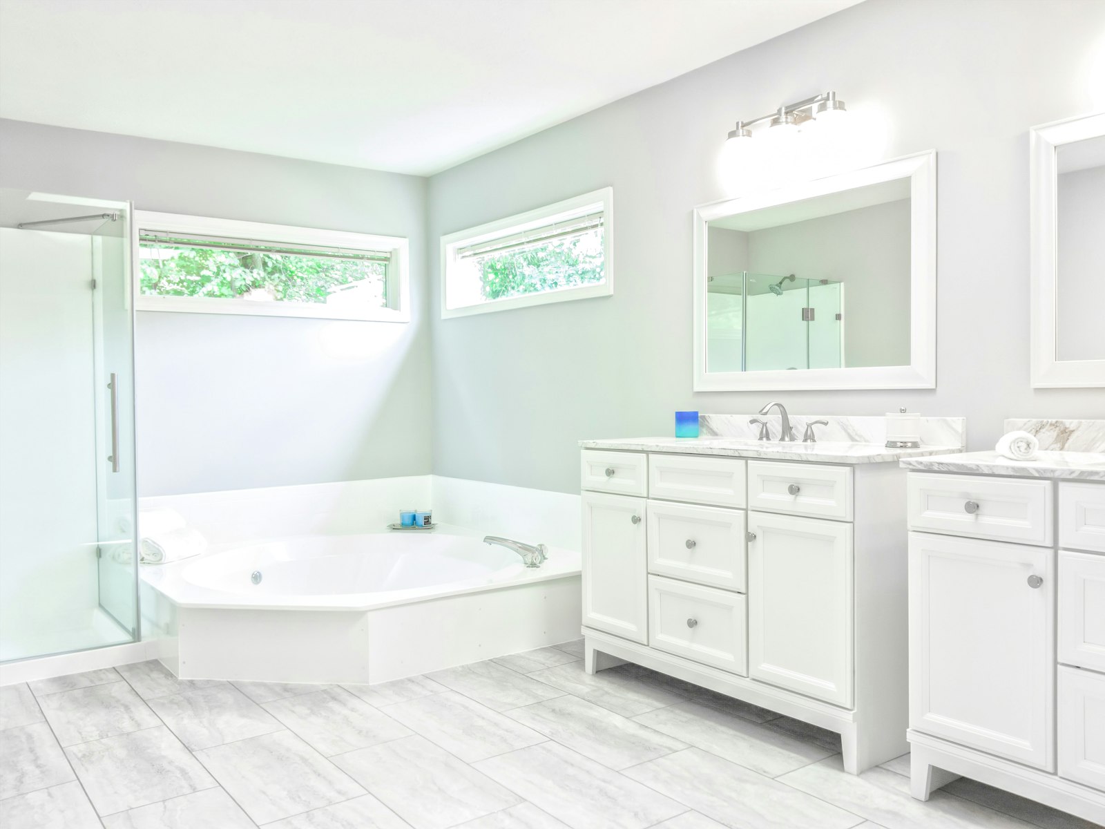 Vasca e lavabo in ambiente moderno