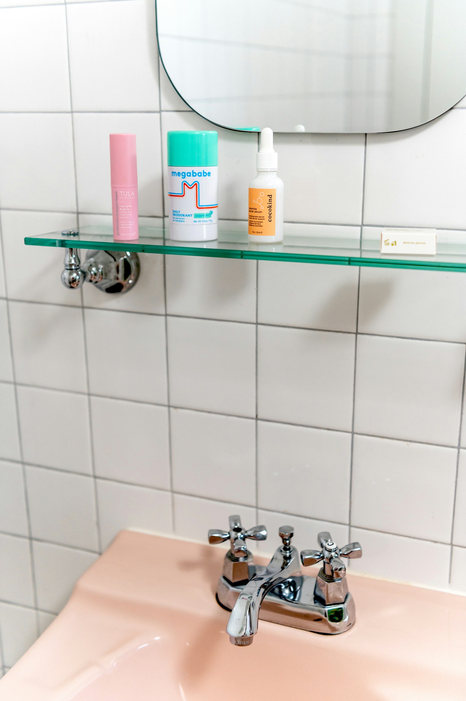 Lavabo con specchio e finiture grigie