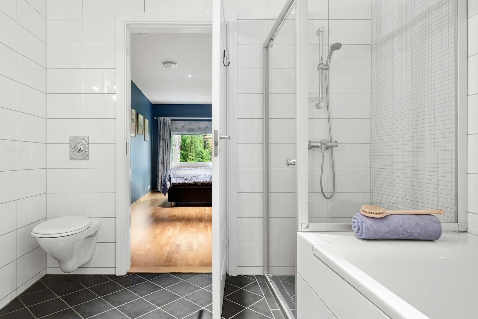 Bagno moderno con rivestimenti e sanitari